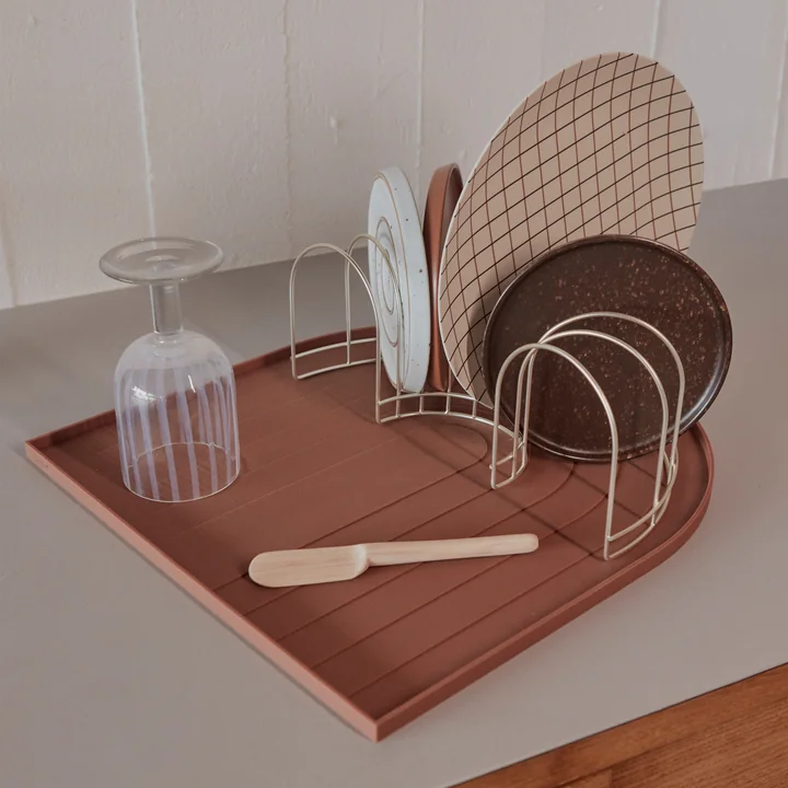 De OYOY afvoermat en het rek op het keukenblok