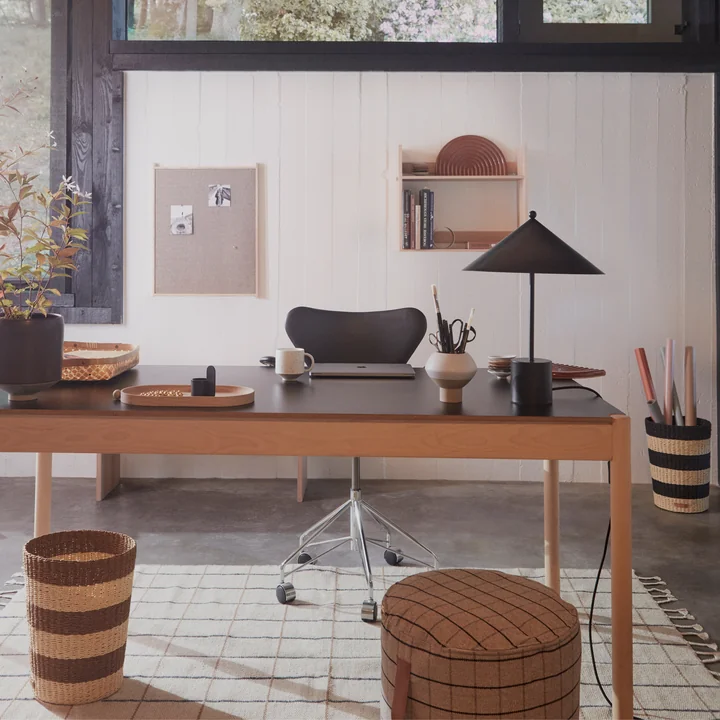 De Gomi prullenmand in zijn verschillende uitvoeringen en het houten dienblad Inka in de werkkamer