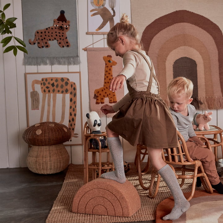 Het Leopard Tapestry, de Mushroom Storage Basket en de Rainbow Balance Stool van OYOY in de kinderkamer