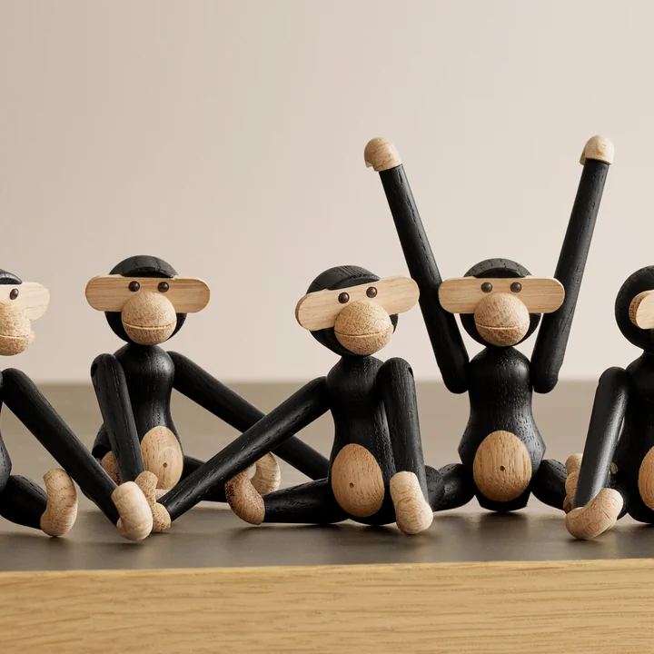 De mini houten aap, gebeitst zwart eiken van Kay Bojesen in een groep met andere houten apen