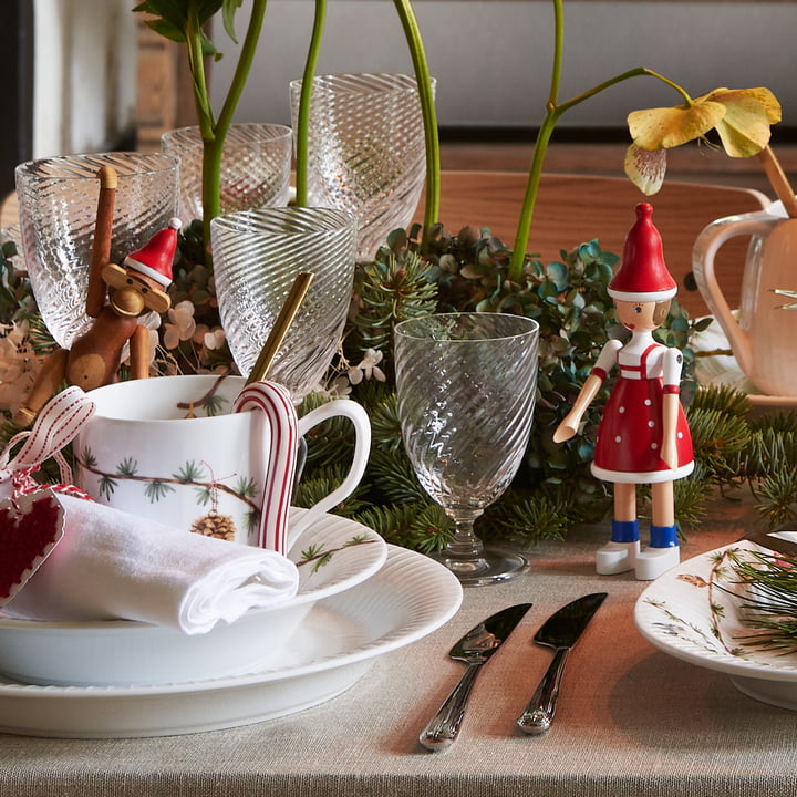 Kerstmeisje Lise en houtaapje van Kay Bojesen op de kersttafel.