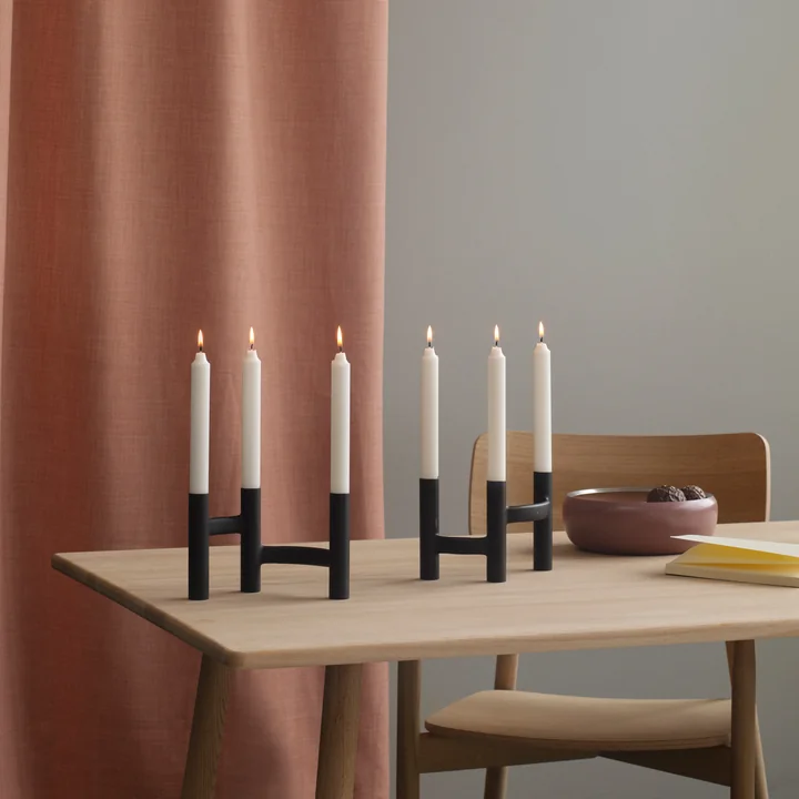 De drie-armige kandelaar van Stelton in combinatie op de tafel
