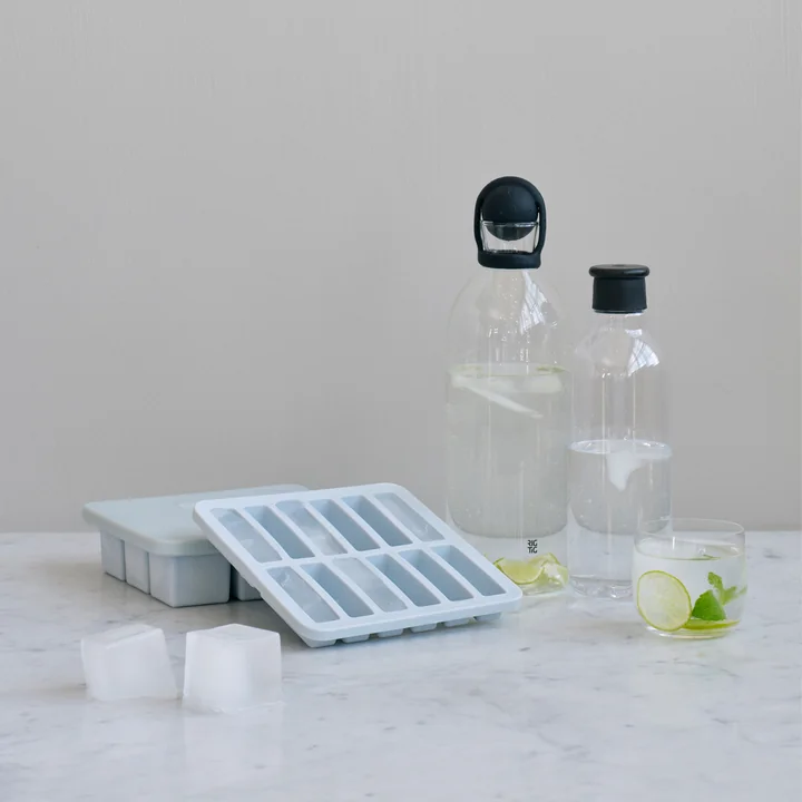 De Freeze-It ijsblokjesmachine met deksel van Rig-Tig by Stelton met glazen karaffen op tafel