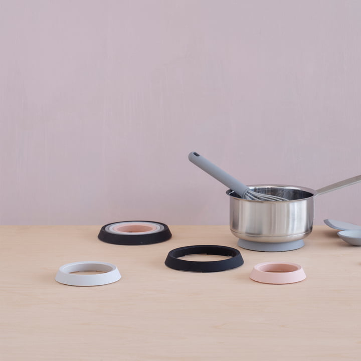 De Place-It onderzetters van Rig-Tig by Stelton met een kookpot op tafel