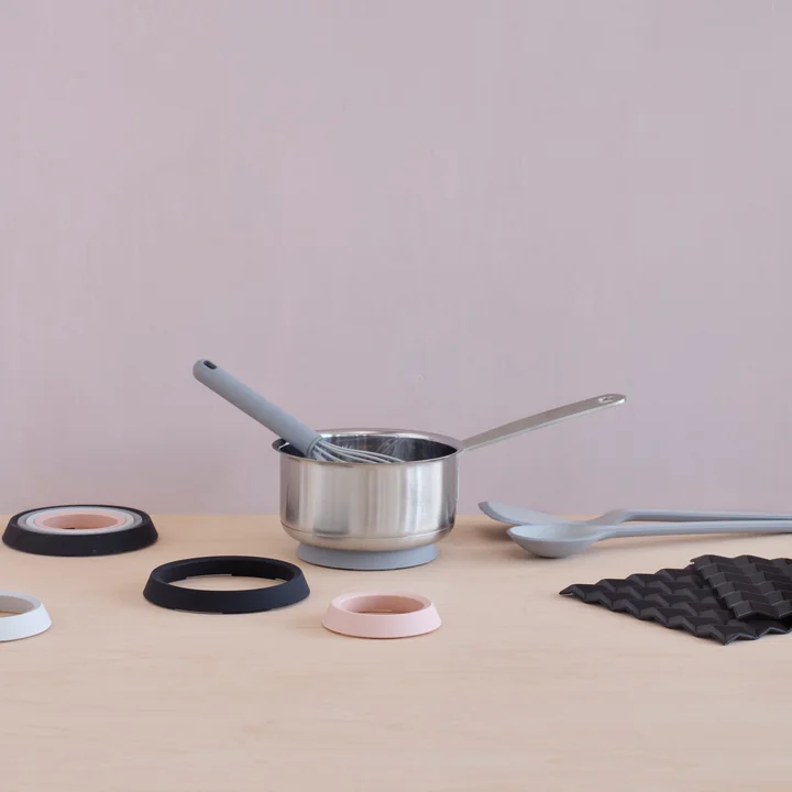 De Cook-It keukengadgets van Rig-Tig by Stelton met een kookpot op tafel