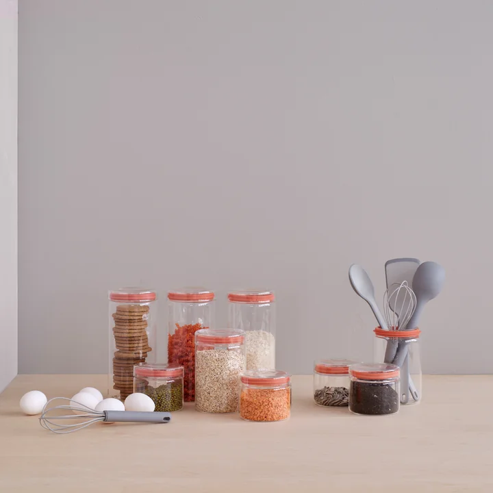 De Cook-It keukenhulpjes met de Store-It voorraadpotten van Rig-Tig by Stelton op tafel