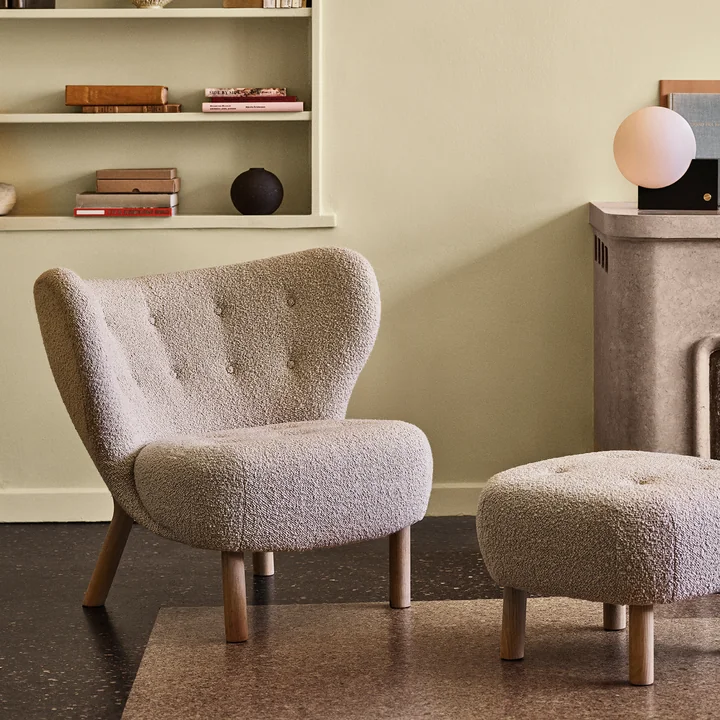 De Pouf ATD1 naast de Little Petra Lounge Chair door & tradition in de woonkamer