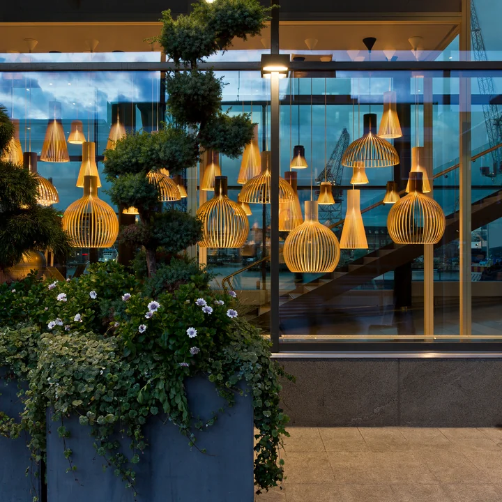 De Victo Small 4251 pendelarmatuur van Secto als indrukwekkende armatuurcompositie in een openbaar gebouw