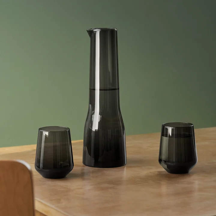 De Essence Karaf 1 l, donkergrijs van Iittala naast de Essence drinkglazen