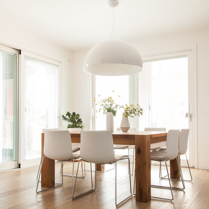 De Skygarden Hanglamp van Flos boven de eettafel