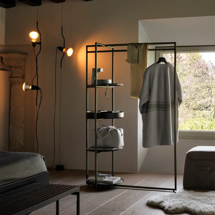 De Parentesi Plafondspot van Flos in de kleedkamer