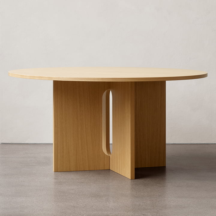 De Androgyne eettafel Ø 150 cm, natuurlijk eiken van Audo maakt indruk met zijn heldere lijnen en design.