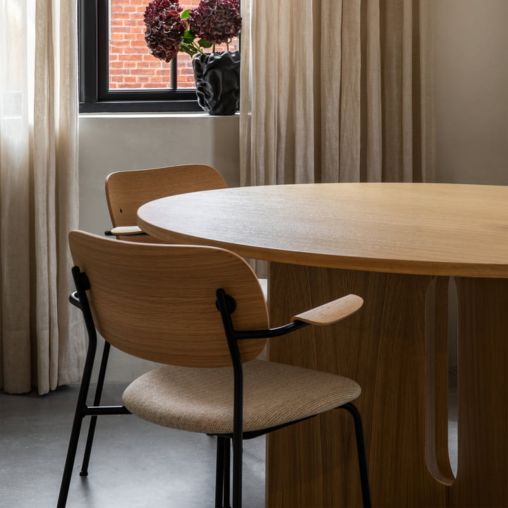 De Androgyne eettafel Ø 150 cm, naturel eiken en de Co Lounge Chair van Audo in combinatie.