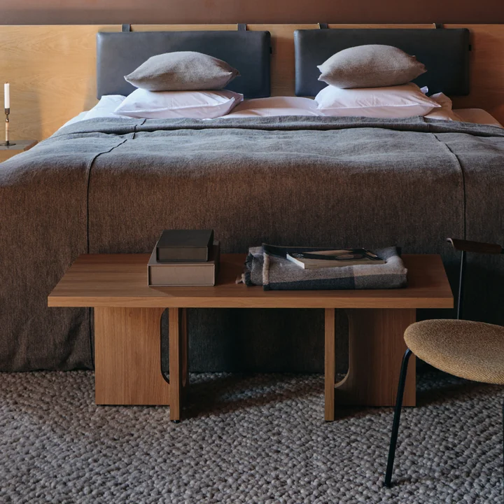 De Androgyne salontafel 120 x 45 cm, naturel eiken van Audo als plank aan het einde van het bed in de slaapkamer