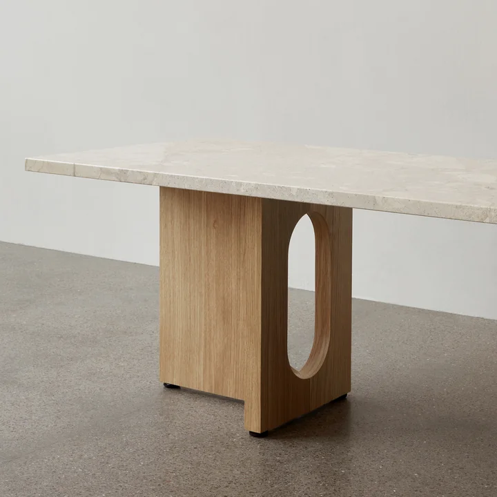 De salontafel Androgyne 120 x 45 cm, eiken naturel / Kunis Breccia zand van Audo maakt indruk met zijn artistieke designtaal.