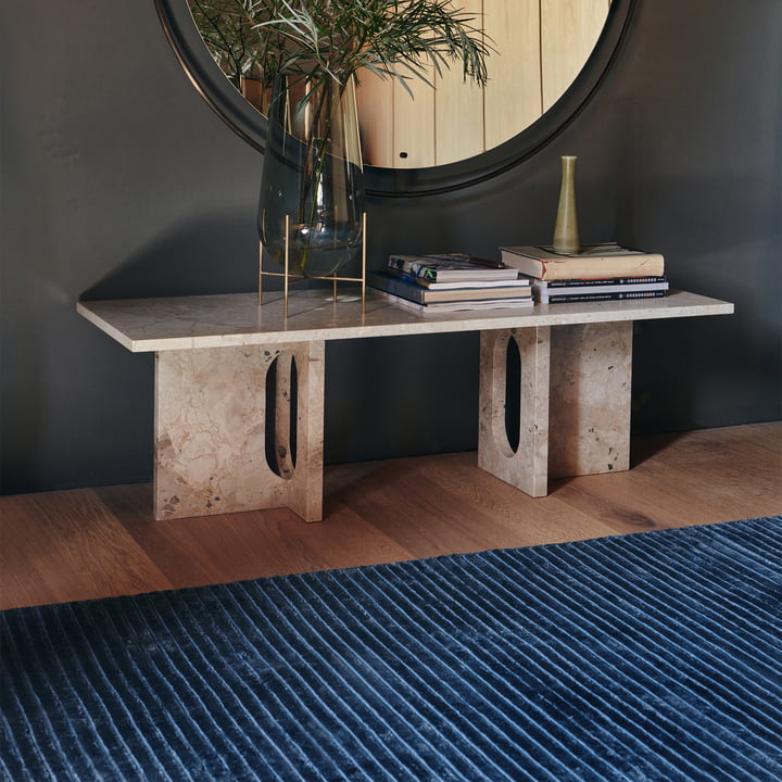 Het Houkime tapijt, Midnight blue naast de Androgyne Lounge Table van Audo