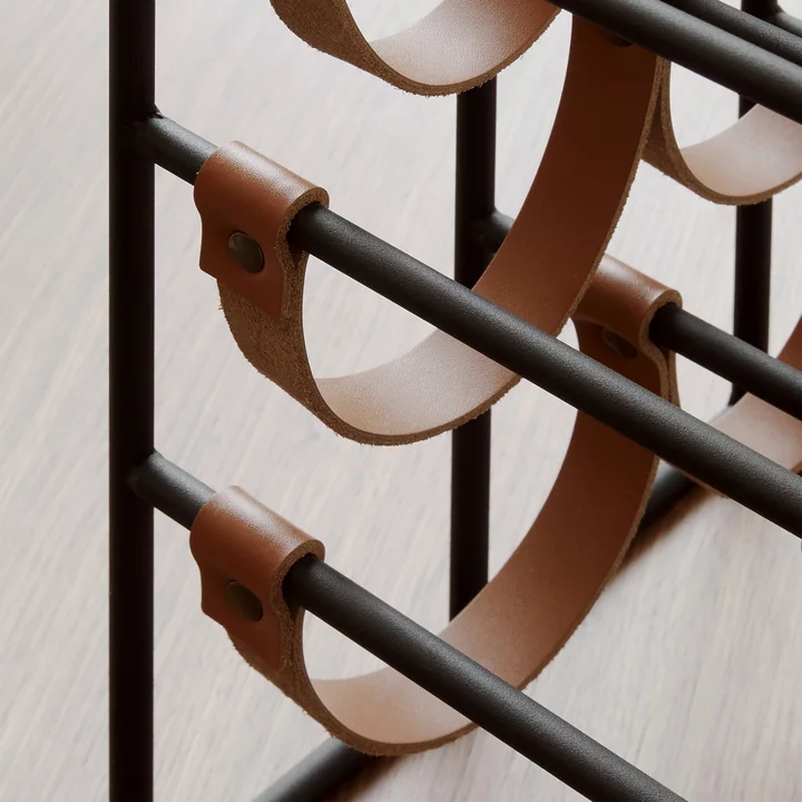 Het Umanoff wijnrek voor 8 flessen, staal zwart (RAL 9005) / leer bruin van Audo