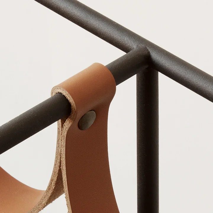 Het Umanoff wijnrek voor 8 flessen, staal zwart (RAL 9005) / leer bruin van Audo