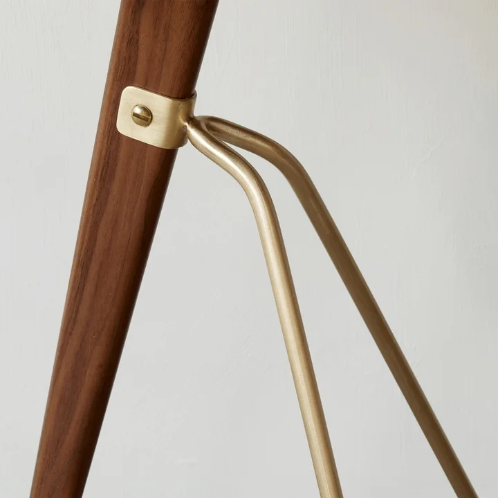 De Umanoff bijzettafel, walnoot / messing van Audo