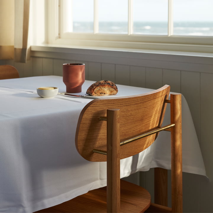 De Vester Chair van Skagerak aan de ontbijttafel in de eetkamer