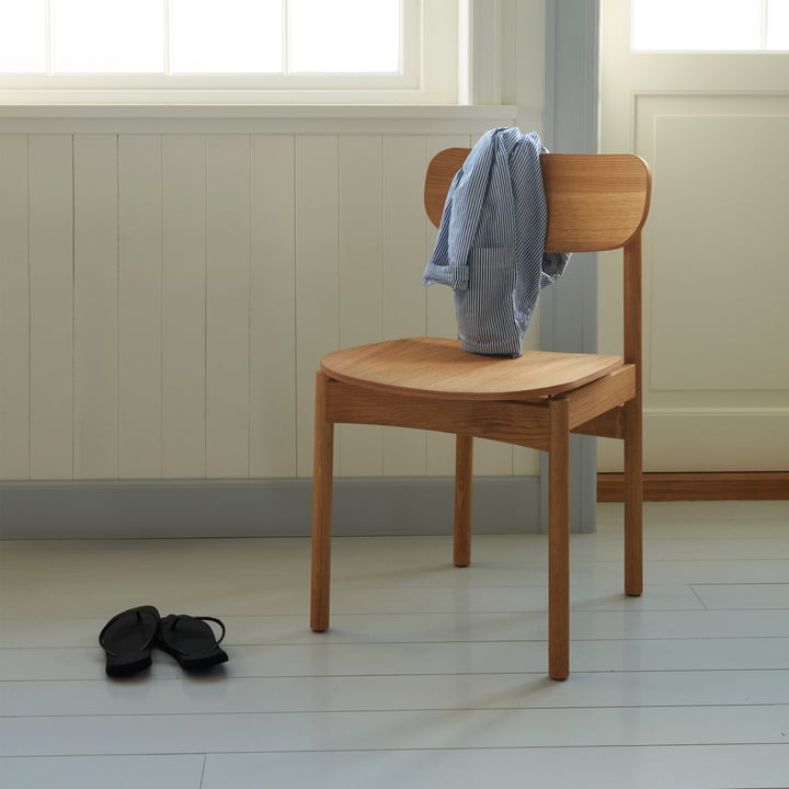 De Vester Chair van Skagerak wordt ook gebruikt om tassen of kleding aan op te hangen.