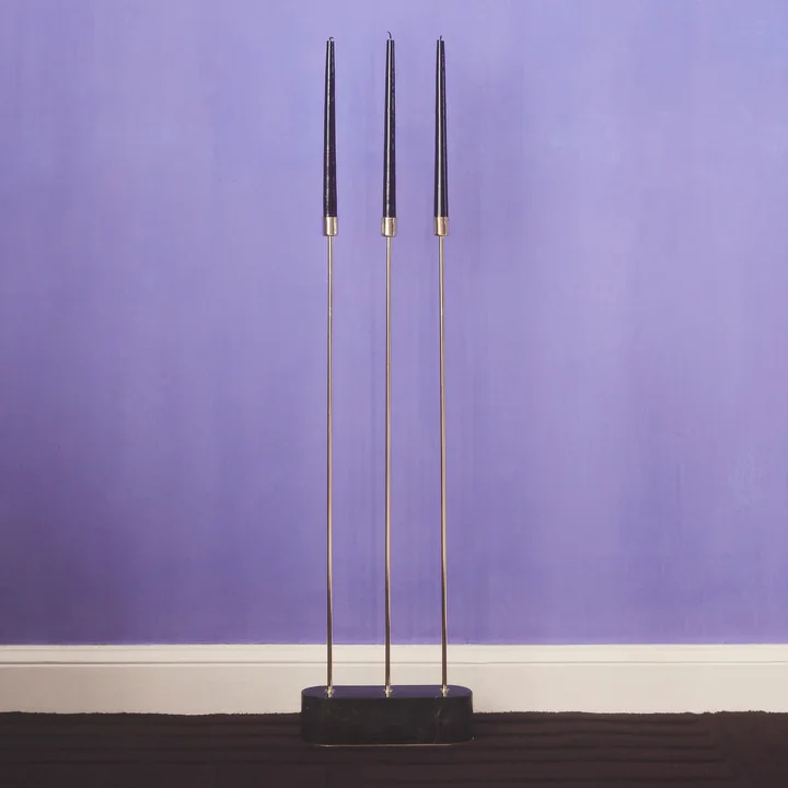 De Grasil kandelaar voor de vloer van AYTM een violette wand