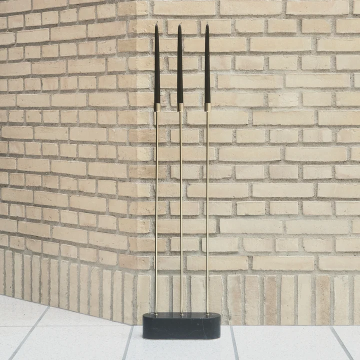 De Grasil kandelaar voor de vloer van AYTM een stenen muur