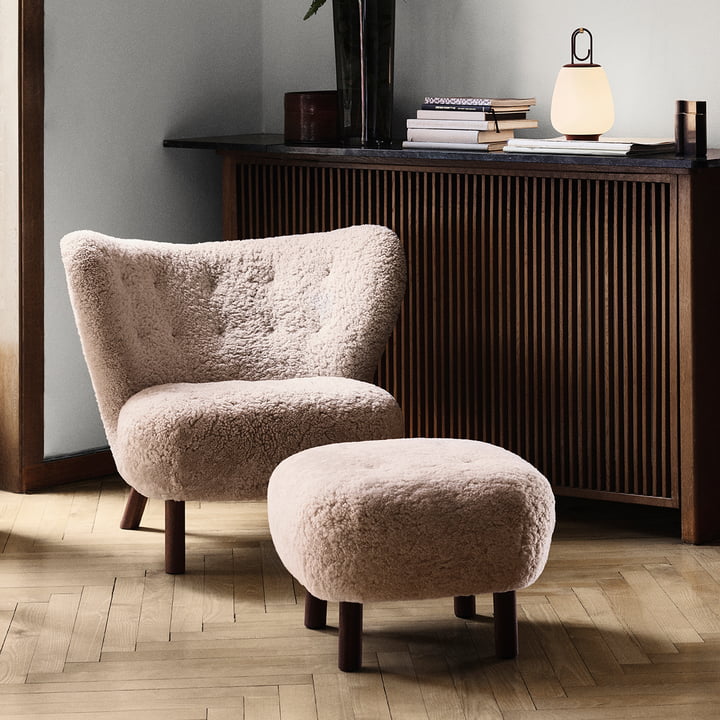 De Little Petra Loungestoel met poef van & Tradition voor een donkere radiator bekleding