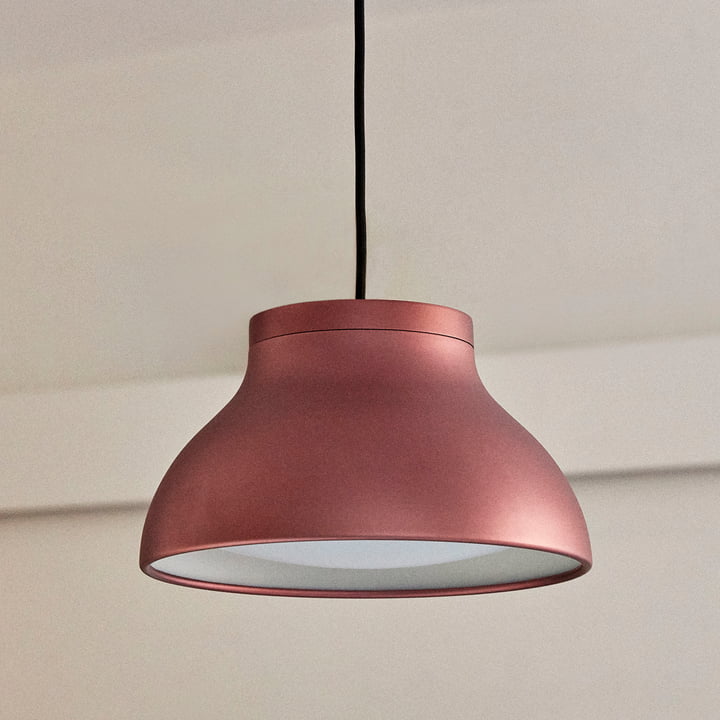 De PC hanglamp van Hay in de kleur blush red