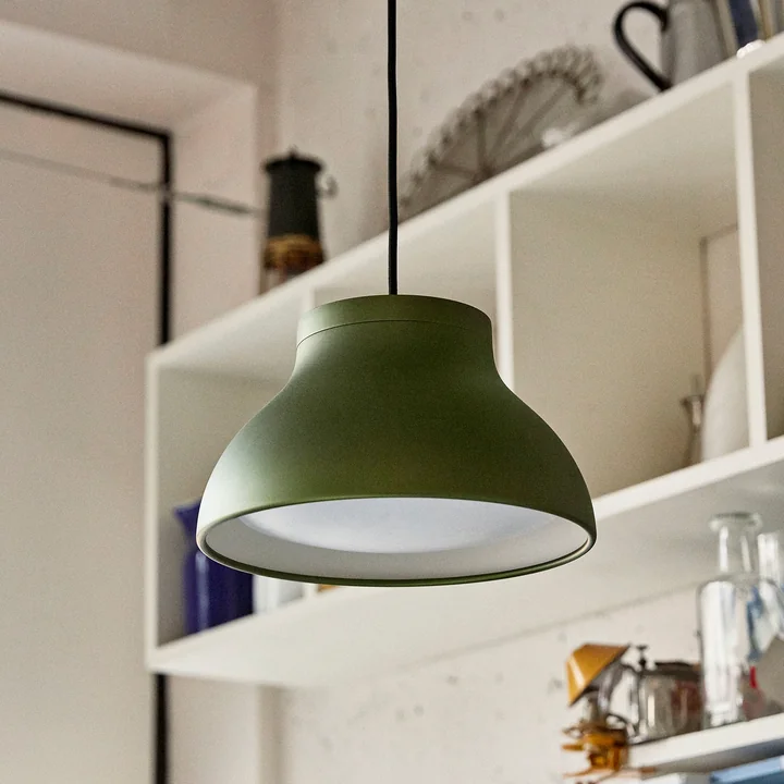 De PC hanglamp van HAY emerald green voor een wandplank in de keuken