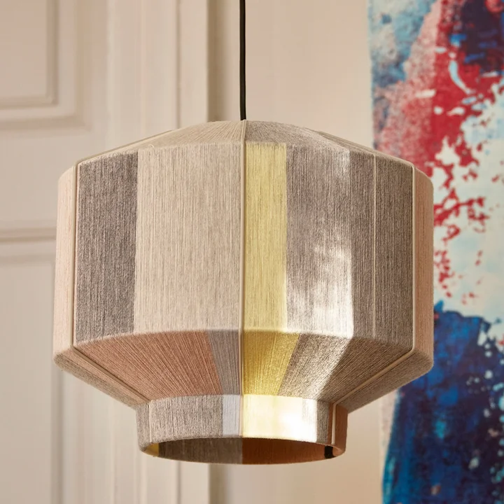 De Bonbon lampenkap van HAY maakt indruk met zijn glanzende materiaal.