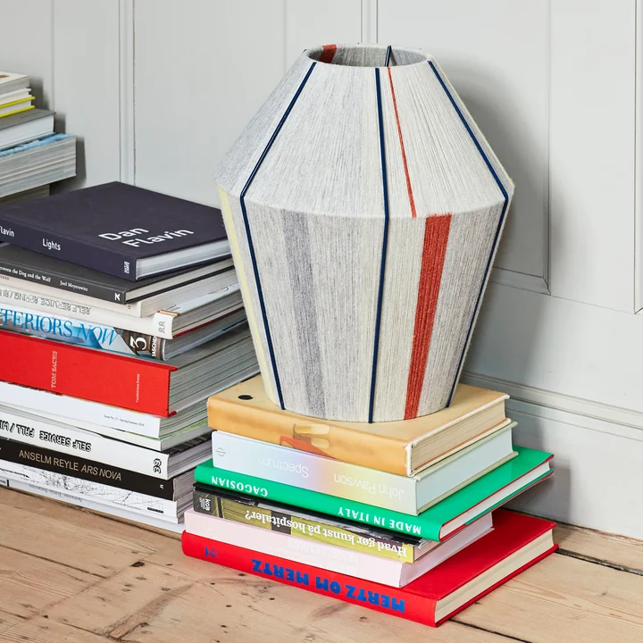 De Bonbon lampenkap van HAY op een kleurrijke stapel boeken