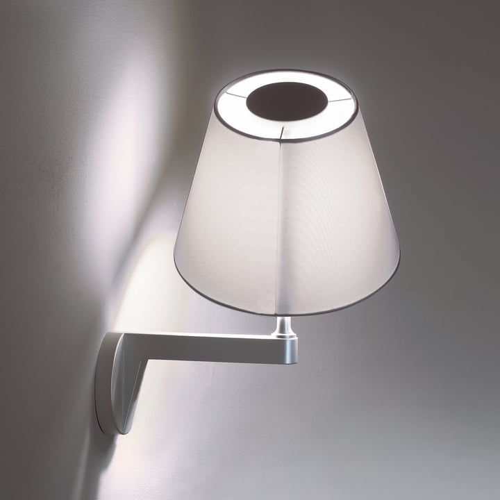 De Melampo Parete Wandlamp van Artemide bestaat uit hoogwaardige materialen