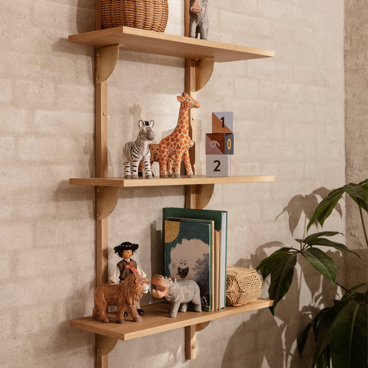 De verschillende Animal dierfiguren van gefermenteerd leven naast ander speelgoed op een wandplank