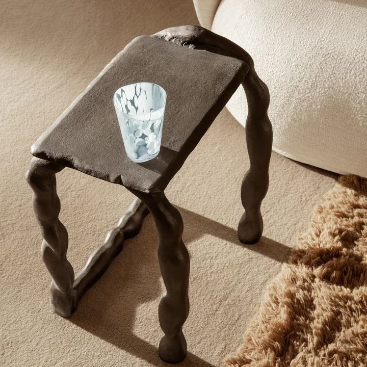 De Casca drinkglas van gefermenteerde Living op de Rotben salontafel