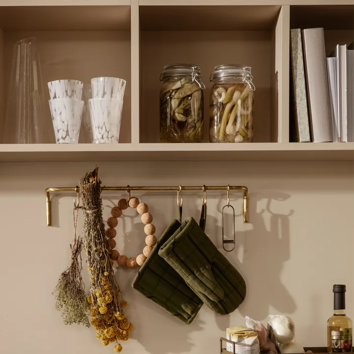 De Casca drinkglas van fermenteren Leven in milk op een keukenplank