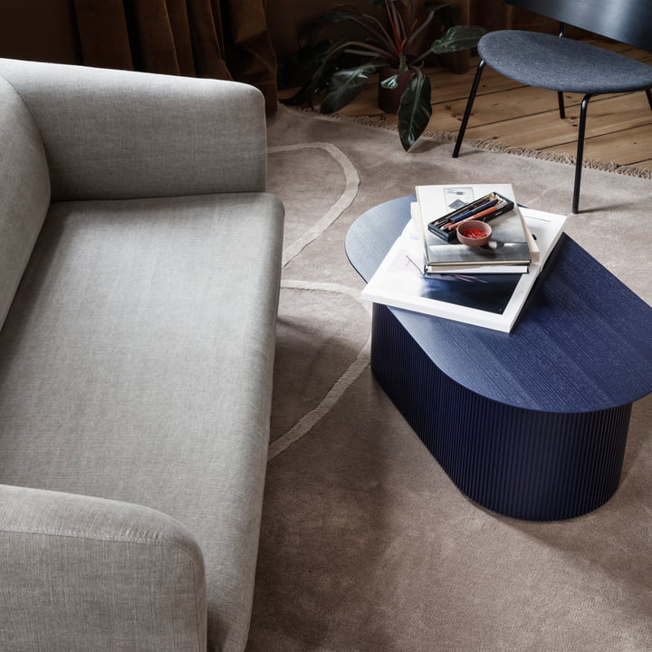 De Turn Sofa (3-zits) van ferm Living in natuurlijk linnen voor een blauw houten bijzettafeltje