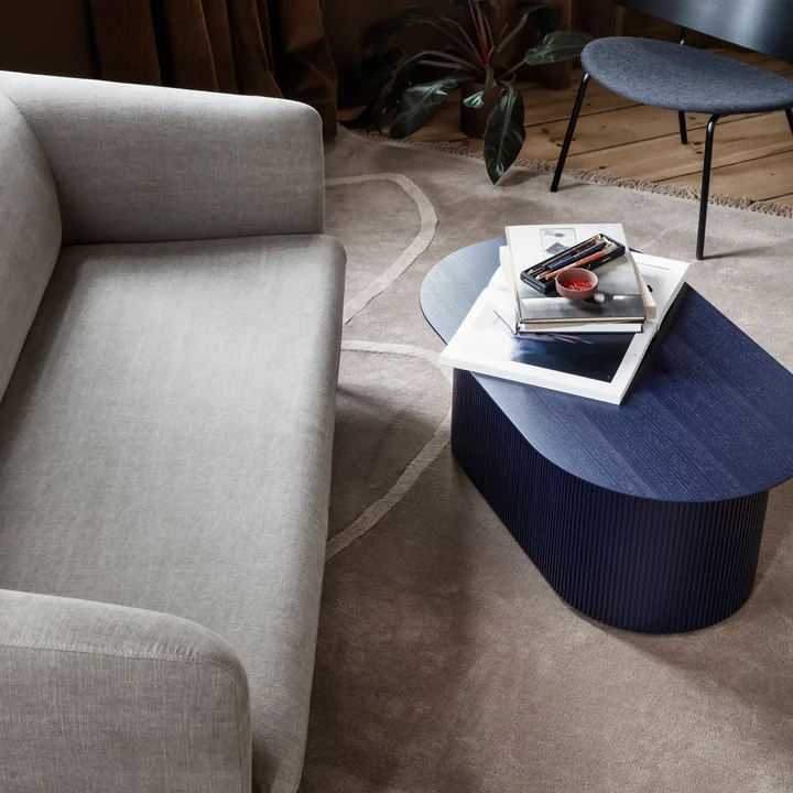 De Turn Sofa (3-zits) van Ferm Living in natuurlijk linnen voor een blauw houten bijzettafeltje