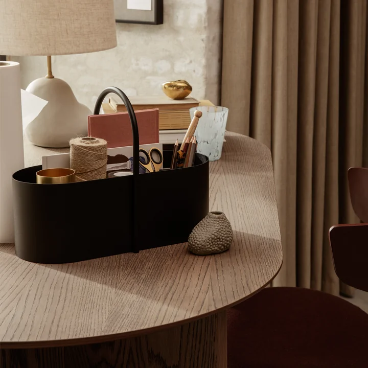 De Grib Toolbox van Ferm Living met kantoorbenodigdheden op een houten tafel