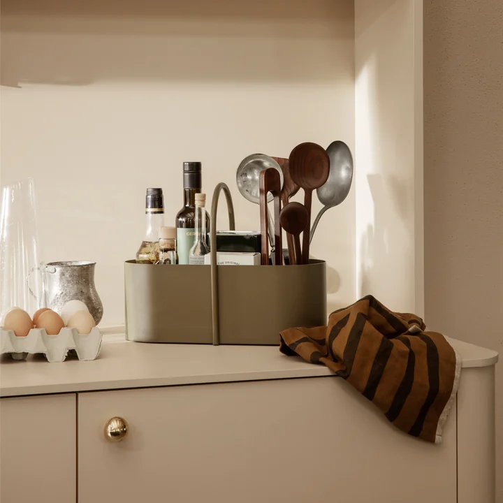 De Grib Toolbox van fermenteren Leven met kookoliën en kooklepels op het aanrecht