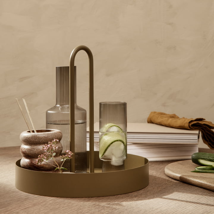 Het Grib dienblad van gefermenteerd Leven met waterglazen en decoratieve objecten