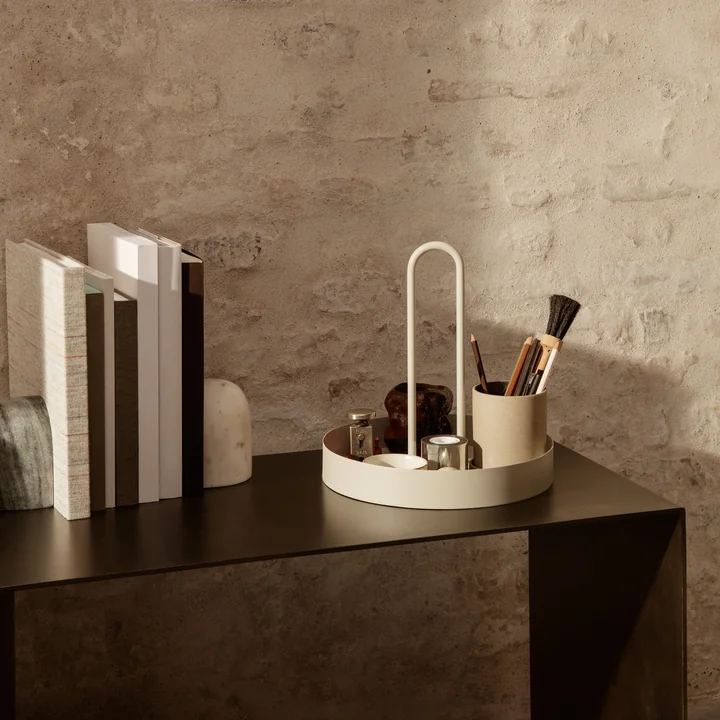 Het Grib dienblad door gefermenteerd Wonen op een metalen bijzettafel met boeken en andere decoratieve objecten