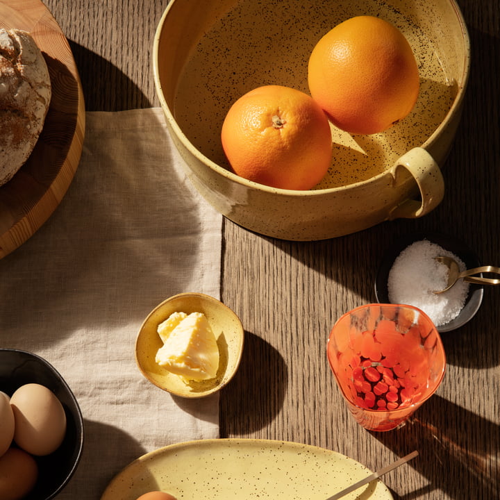 De Flow fruitschaal van ferm Living op de gedekte ontbijttafel met sinaasappels, brood en boter