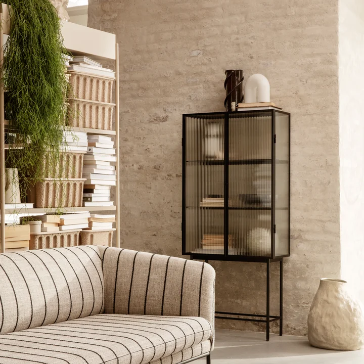 De Haze Vitrine door fermentatie Wonen met vele kunstvazen en boeken op een stenen muur in de woonkamer