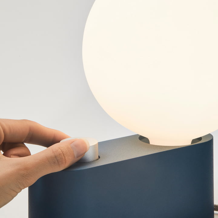 De dimbare Alumina tafellamp van Tala