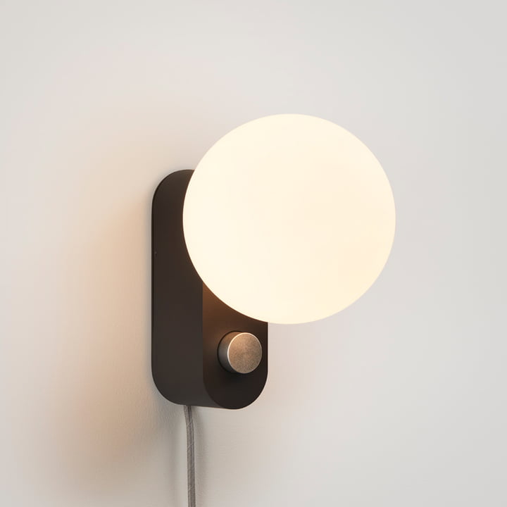 De Alumina tafellamp aan de wand
