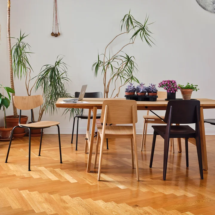 Tijdloze houten stoelen van het Zwitserse atelier Vitra