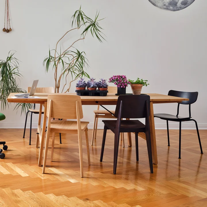 Stijlvolle houten ambiance met design stoelen