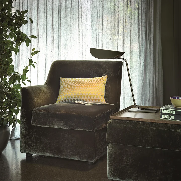 Pluimtafel lamp van Oluce in de woonkamer