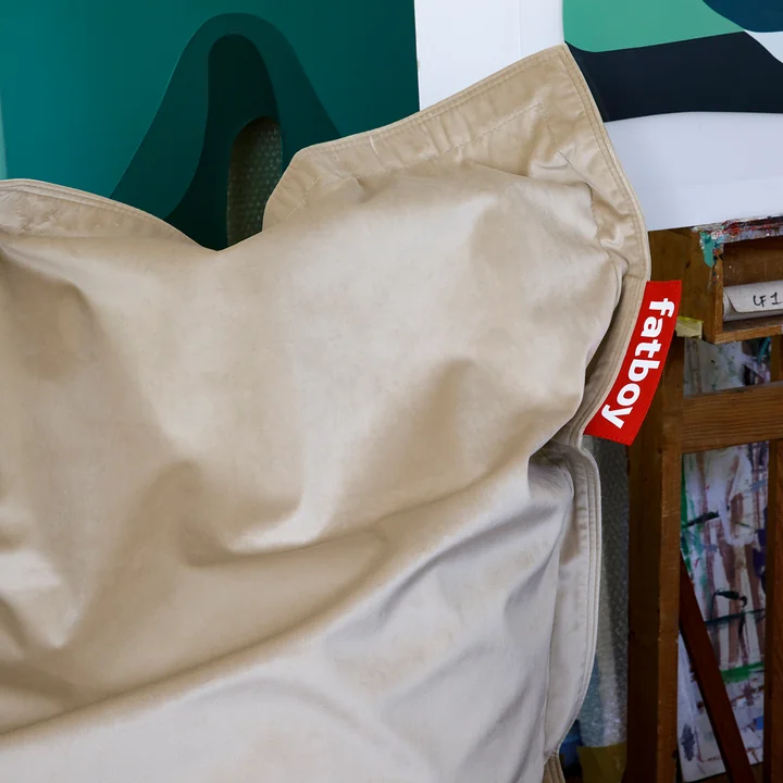 De zitzak Original Slim Velvet recycled , camel in de woonkamer